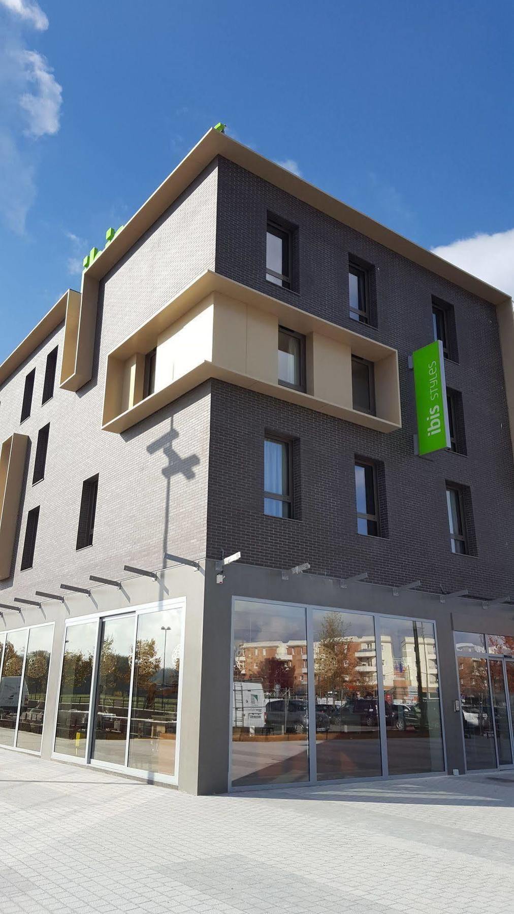 Ibis Styles Guyancourt Versailles Экстерьер фото