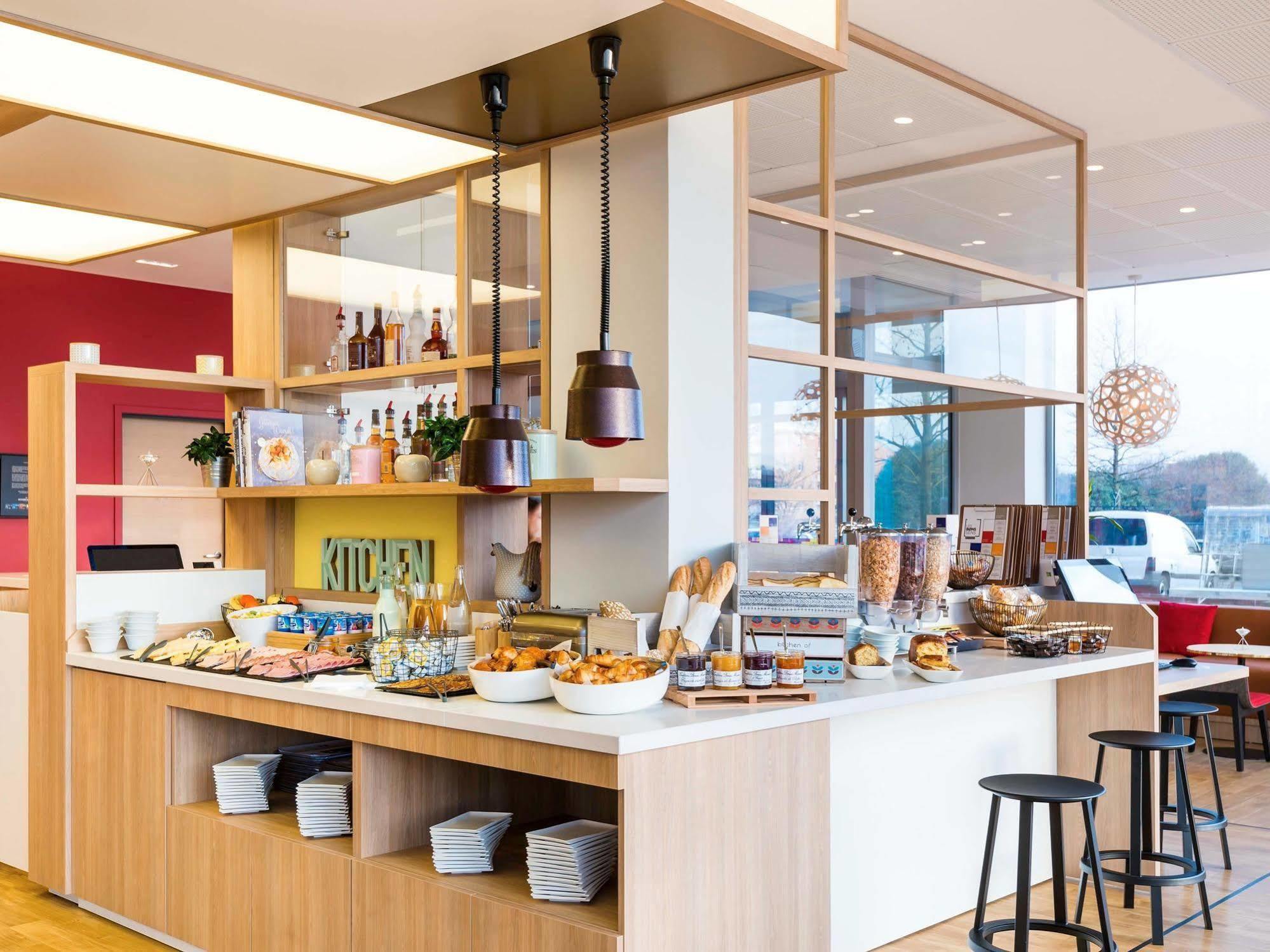 Ibis Styles Guyancourt Versailles Экстерьер фото