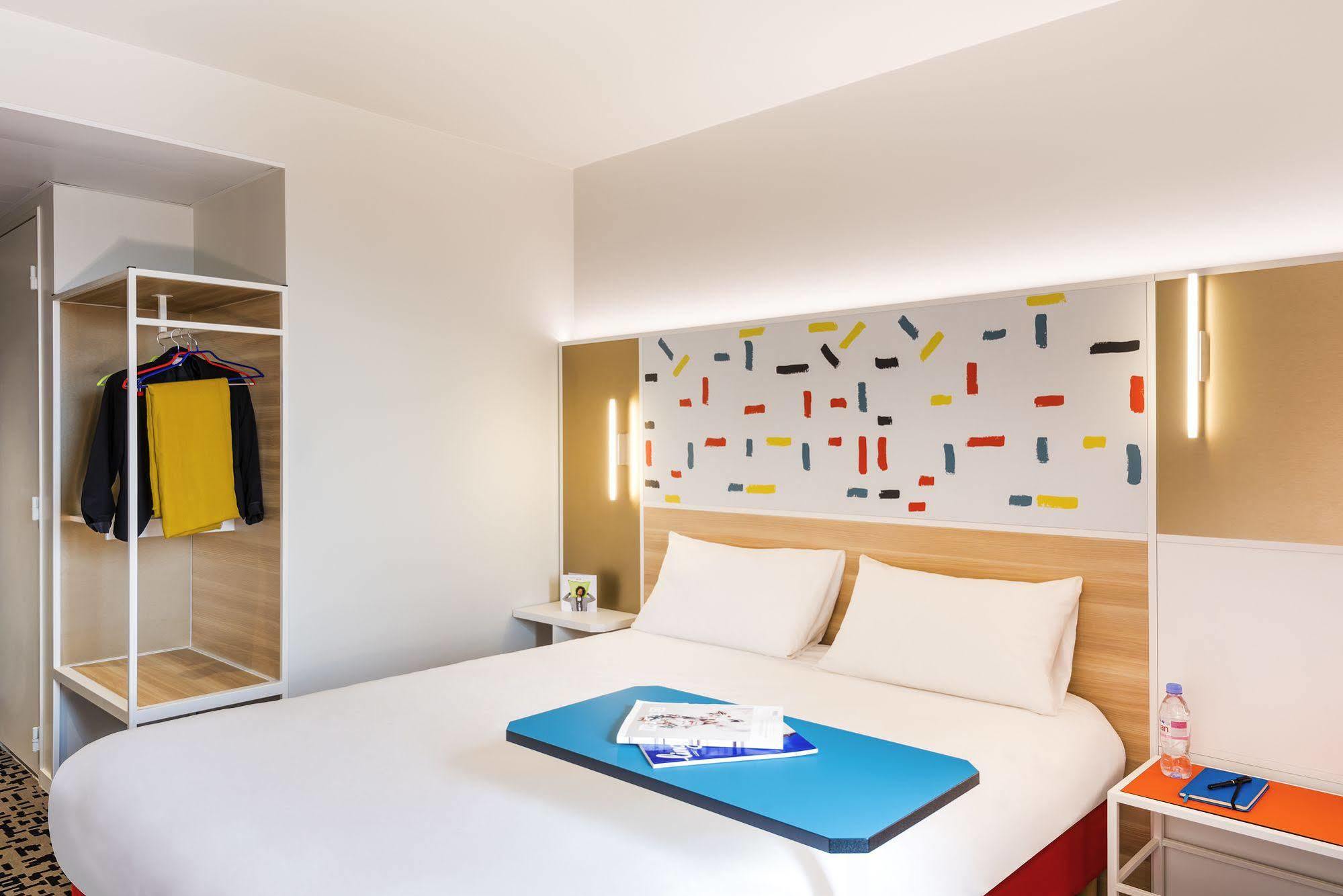 Ibis Styles Guyancourt Versailles Экстерьер фото