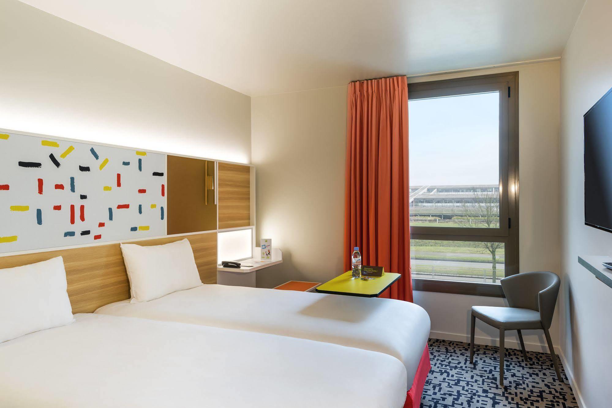 Ibis Styles Guyancourt Versailles Экстерьер фото