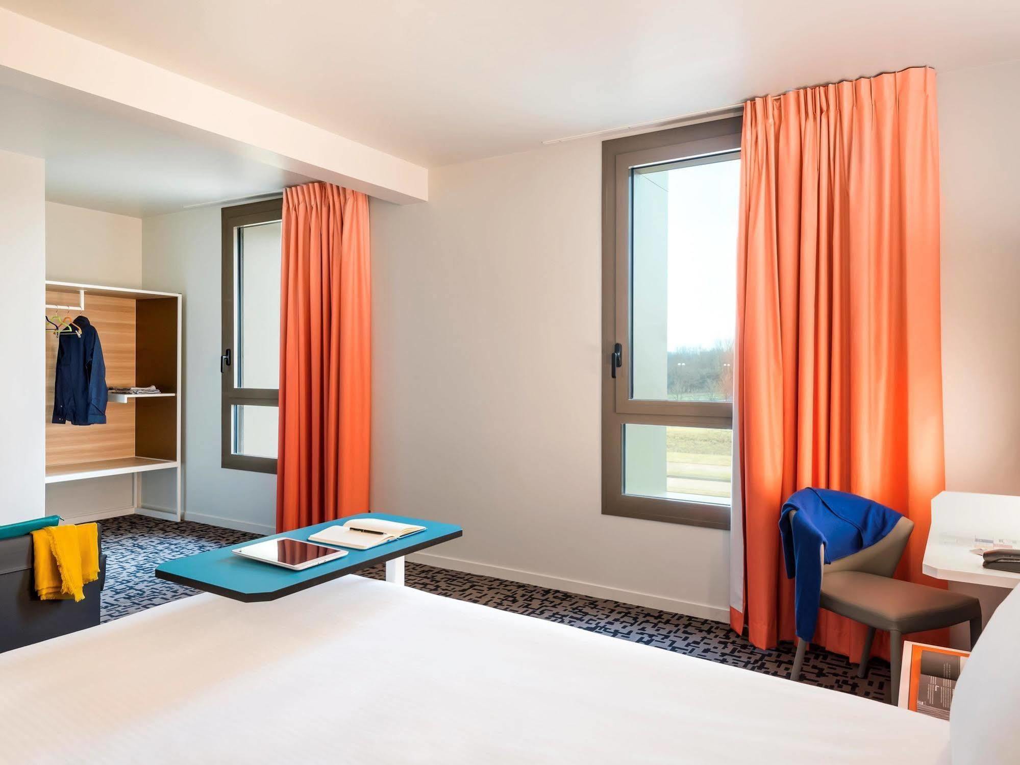 Ibis Styles Guyancourt Versailles Экстерьер фото