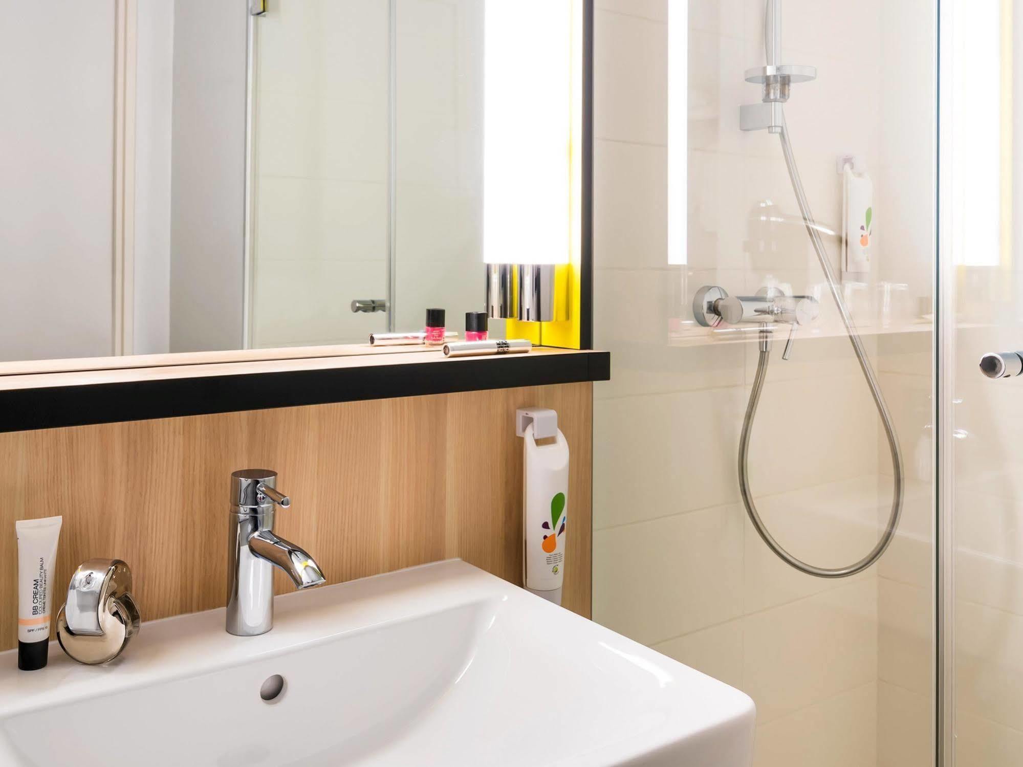 Ibis Styles Guyancourt Versailles Экстерьер фото