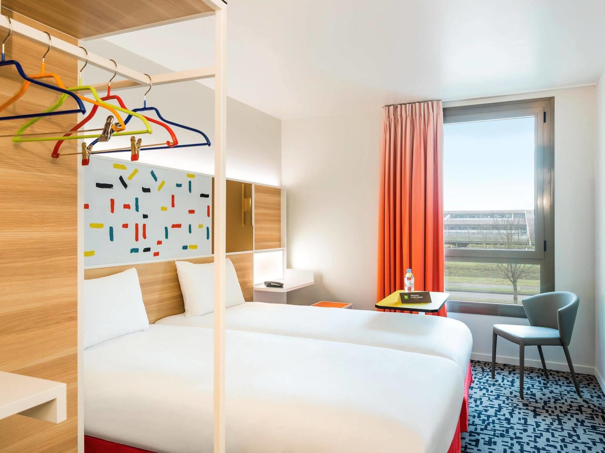 Ibis Styles Guyancourt Versailles Экстерьер фото