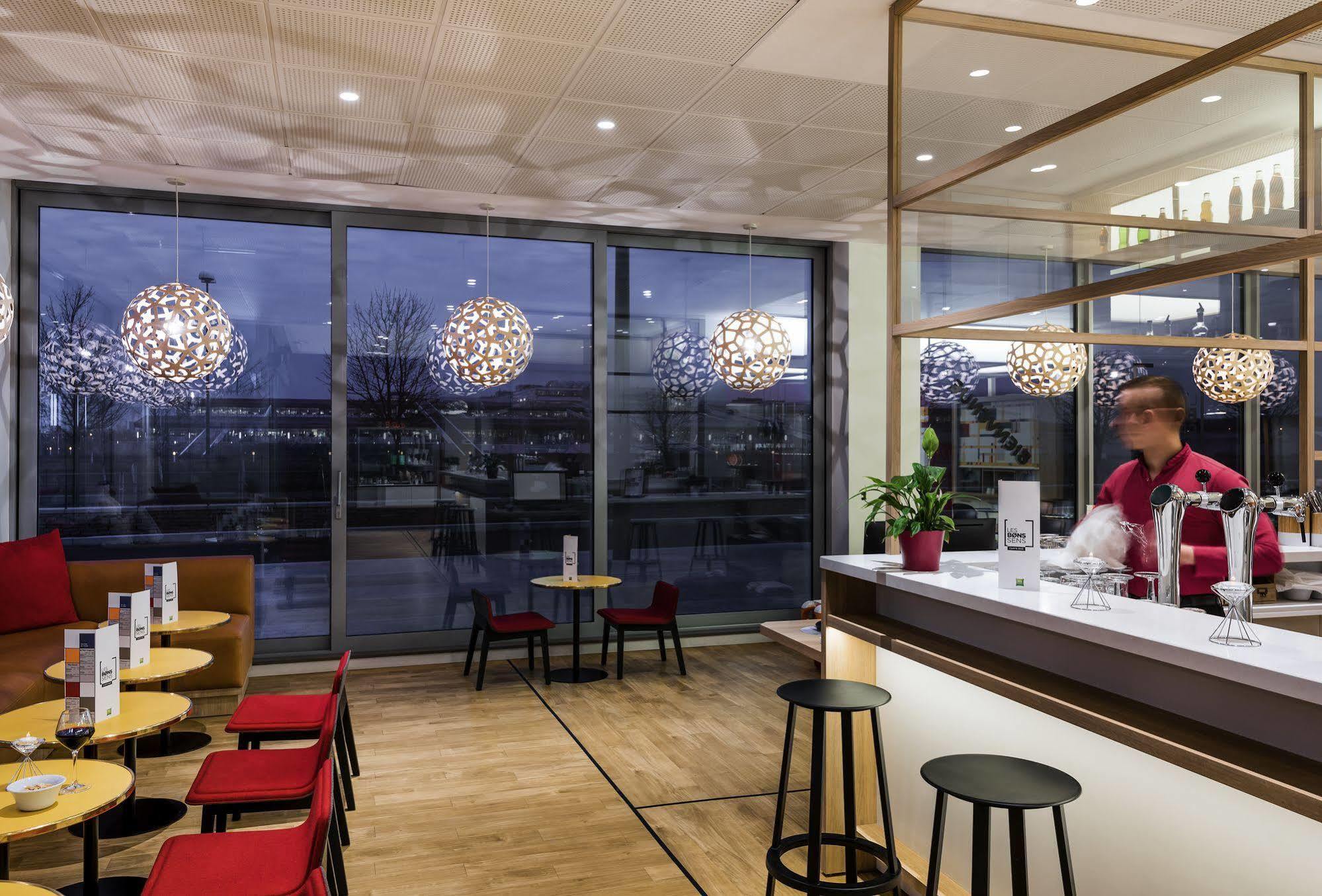 Ibis Styles Guyancourt Versailles Экстерьер фото