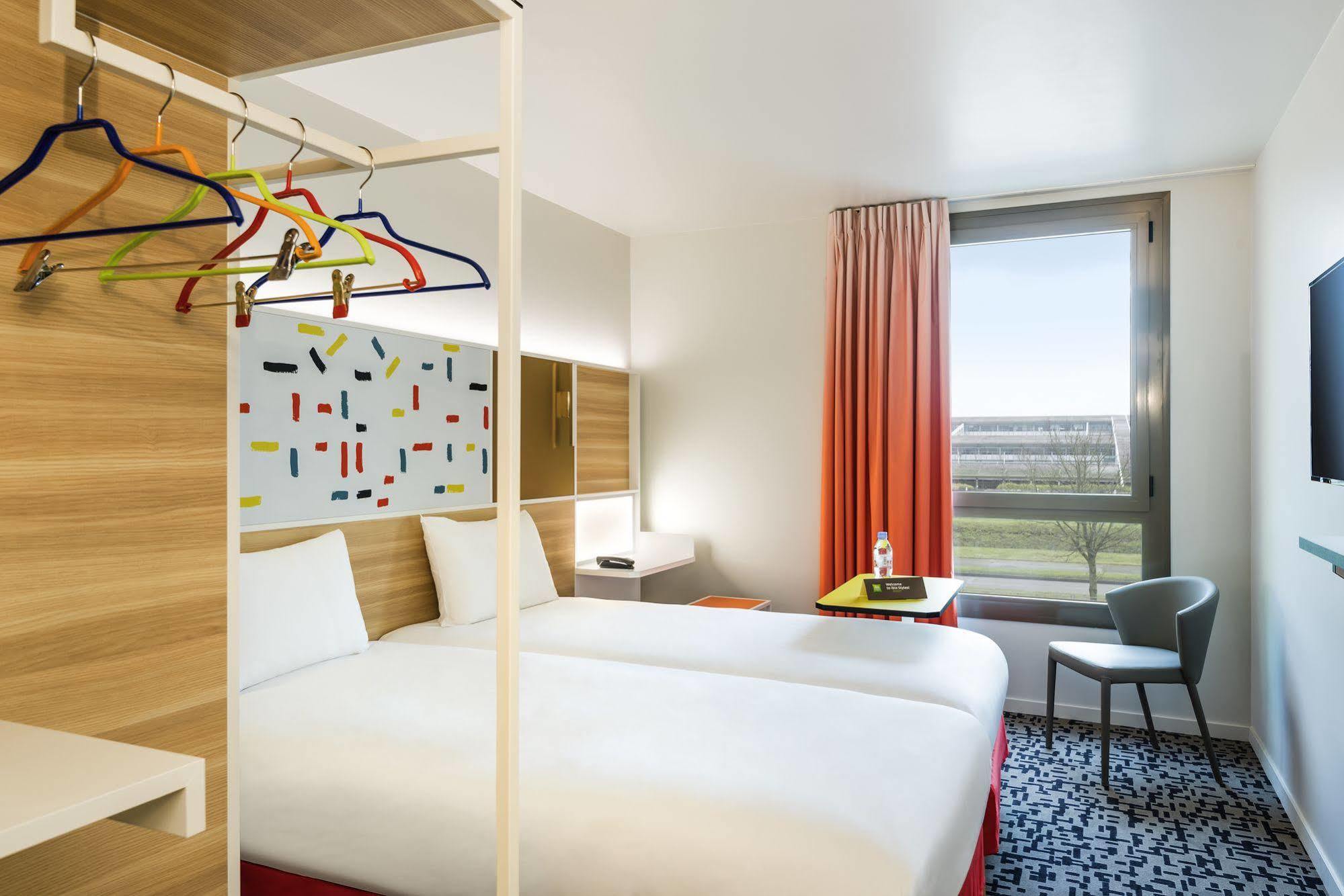 Ibis Styles Guyancourt Versailles Экстерьер фото