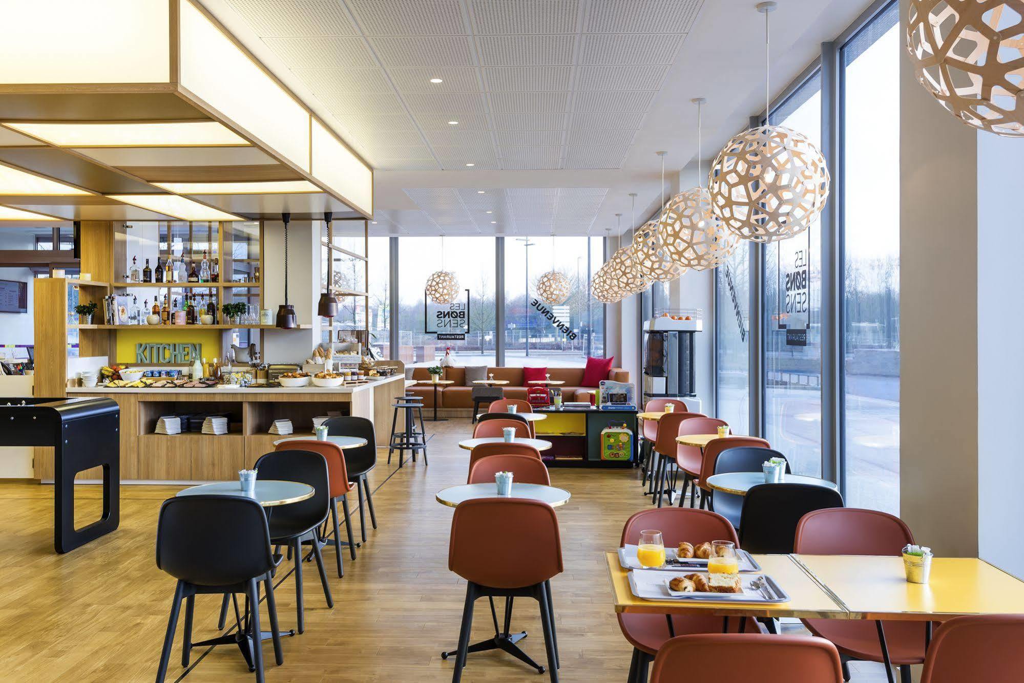 Ibis Styles Guyancourt Versailles Экстерьер фото