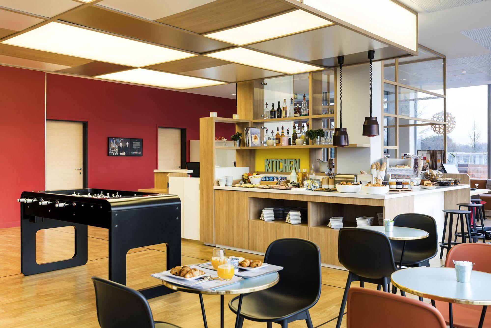 Ibis Styles Guyancourt Versailles Экстерьер фото