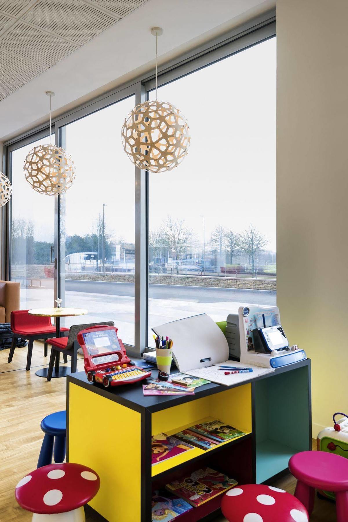 Ibis Styles Guyancourt Versailles Экстерьер фото