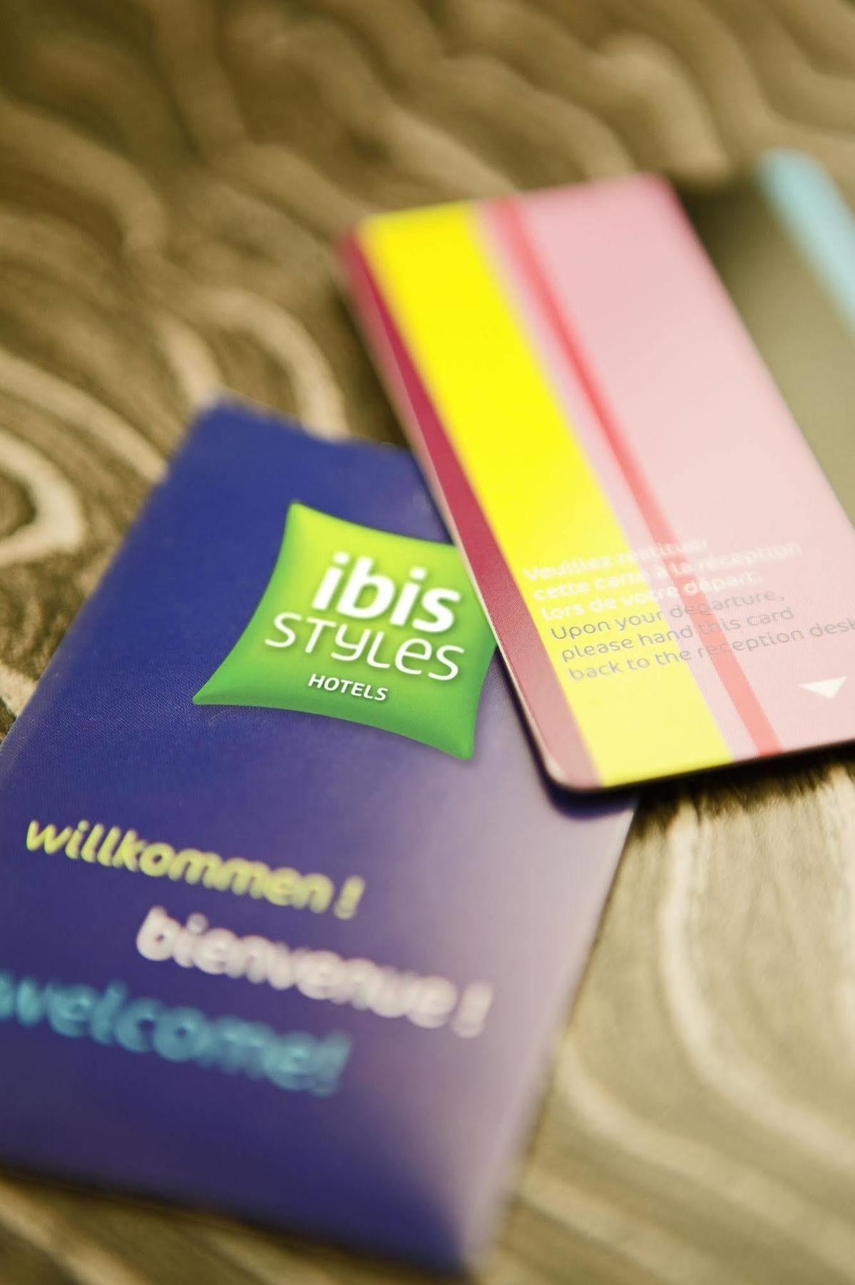 Ibis Styles Guyancourt Versailles Экстерьер фото