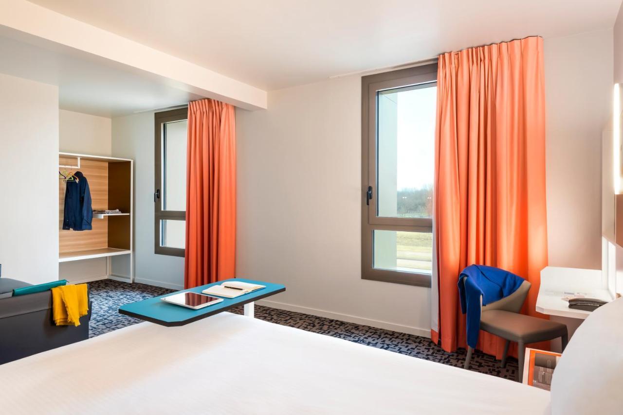 Ibis Styles Guyancourt Versailles Экстерьер фото